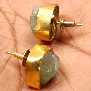 ต่างหูแบบติดหูสไตล์วินเทจสำหรับผู้หญิง ชุบทอง 18K ประดับด้วยควอตซ์สีเขียวดิบ รูปทรงไม่สม่ำเสมอ ทันสมัย คุณภาพสูง ตัวเรือนโลหะผสมแบบหนามเตย - Product Image 3