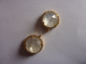 Pierre de lune arc-en-ciel naturelle, forme ronde, sertie de pavés de CZ, pendentif à bélière, pierre précieuse, Coszcalt Exports MZS1211 - Product Image 3