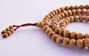 Rosario religioso único de Japamala con cuentas de sándalo, cuentas de madera budista - Product Image 3