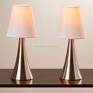 Lámpara de mesa moderna, lámpara de mesa pequeña decorativa, lámpara de Metal para decoración del hogar - Product Image 1