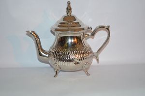 Théière marocaine faite à la main avec cuivre plaqué argent pour toutes les occasions au design méditerranéen - Product Image 3