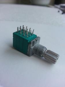 โพเทนชิโอมิเตอร์แบบหมุนคุณภาพสูงชนิดแกนโลหะแนวนอน - Product Image 1