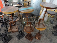 Antiker Kurbel hocker aus Gusseisen im amerikanischen Stil, verstellbar mit wieder gewonnener alter Holzplatte für die Bar oder das Wohnzimmer dekor