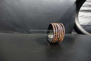 Muñequeras clásicas de cuero con elegante patrón de flores para todos los estilos - Product Image 5