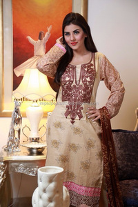 Trajes de césped para mujer de diseñador pakistaní en material de algodón de Lahore - Product Image 2