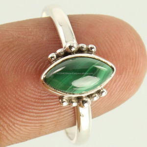 Anillo de Diseño Artesanal Más Vendido, Talla Natural, Gema de Cabujón de Malaquita, Plata de Ley 925, Joyería de Plata Maciza, Regalo para Ella - Product Image 1