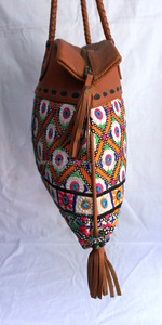 Sac fourre-tout vintage Banjara bohème 100% cuir véritable avec franges, bandoulière, doublure en cuir véritable et motif à pompons - Product Image 4