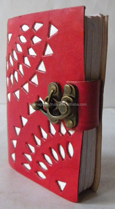 Diario de cuero con corte de pétalos carmesí, diario vintage hecho a mano con diseño ornamental de trabajo de corte fino, perfecto para uso profesional - Product Image 3