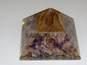Pyramide d'orgone en cristal d'améthyste avec pointe de cristal sculptée à la main - Product Image 1