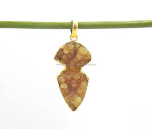 Colgante de Joyería Clásico y Moderno en Forma de Punta de Flecha, Hecho a Mano en Plata de Ley Chapada en Oro con Druzy Amarillo Natural - Product Image 1