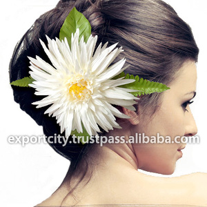 Grande fleur en tissu gerbera blanche avec feuille, accessoires élégants pour le coiffage par Sunne Tropical - Product Image 2