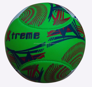 Balones de fútbol de playa de PU y PVC para jugar Material de fútbol espumoso con logotipo de impresión personalizado para uso deportivo - Product Image 1