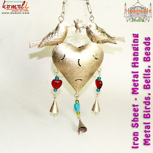 Carillon à vent en métal rustique avec perles de verre et cloches en laiton. Suspension décorative faite à la main pour la maison, le jardin ou le patio. - Product Image 4