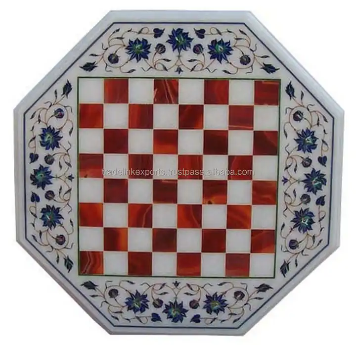 Exuberante mesa de xadrez com tampo de mármore com a ba