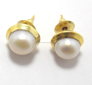 Boucles d'oreilles à clous en laiton plaqué or 18 carats avec perle naturelle des mers du Sud de qualité AAA - Product Image 1