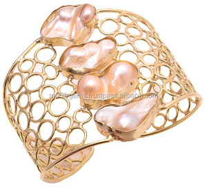 กำไลข้อมือทรงกลมแบบวินเทจ ประดับมุกน้ำจืดทรงไม่สม่ำเสมอ 4 เม็ด พร้อมชุบทอง เหมาะสำหรับงานแต่งงาน งานปาร์ตี้ หรือเป็นของขวัญ - Product Image 1