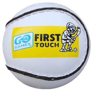 First Touch Sliotar Soft Foam GAA Hurling Ball Tamaño personalizado con control de agarre mejorado para jugadores principiantes y jóvenes - Product Image 1