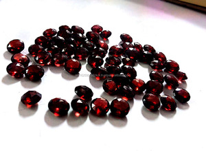 Granat rouge naturel 8 mm, taille ronde, briolette facettée, pierre précieuse en vrac, certifiée par un tiers, vente en gros Gopika pour bijoux - Product Image 2
