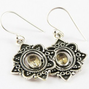 Exclusivos Pendientes Huggie de Plata de Ley 925 con Citrino Amarillo en Forma de Flor, Estilo Bohemia, Regalo de Boda o Compromiso Cristiano - Product Image 4