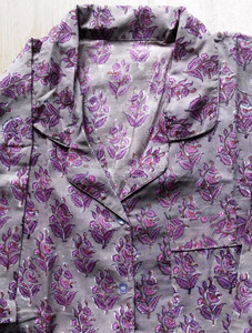 Vente en gros Ensemble pyjama en coton imprimé à la main Vêtements de nuit d'été Chemise à manches longues et pantalon à taille élastique Vêtements pour femmes - Product Image 2