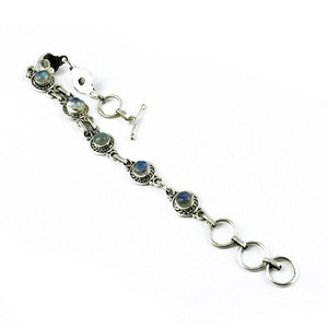 สร้อยข้อมือพลอยมูนสโตนสีขาวสวยงาม เงินแท้ 925 ประดับพลอยจาก Shri Ashapura Jewels สไตล์โบฮีเมียน คริสเตียน เครื่องประดับสำหรับทุกเพศ - Product Image 3
