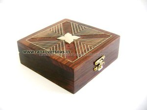 Caja organizadora de joyería de madera con forma cuadrada, diseño incrustado de latón y tallado a mano - Product Image 2