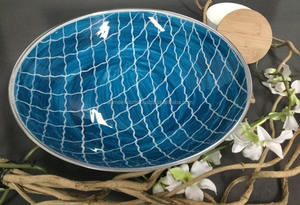 Elegante cuenco ovalado de esmalte azul con patrón de celosía único, perfecto para la decoración de la mesa de comedor, aperitivos, frutas y regalos - Product Image 2