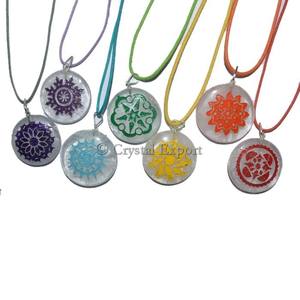 Pendentif chakra en agate gravé de style vintage avec cristaux de guérison colorés pour cadeau de méditation traditionnel d'équilibre énergétique - Product Image 1