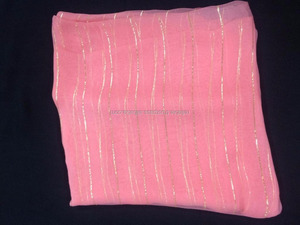 Écharpe en mousseline de soie avec lignes lurex dorées, simple et distance, collection - Product Image 3