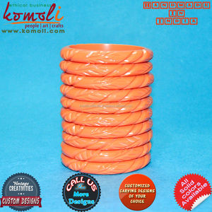 Bracelet vintage en bakélite sculptée en résine, fin, à motif floral noir - Product Image 4