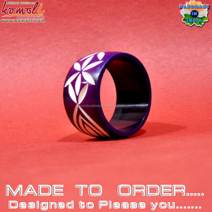 Bracelets en bakélite sculptés à deux tons de couleur violette, bijoux vintage - Product Image 4