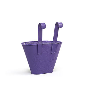 Macetas colgantes de diseño floral de metal púrpura, elegantes y duraderas, resistentes a la intemperie para barandillas de balcón - Product Image 3