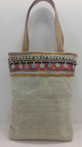Sac fourre-tout artisanal de style vintage indien traditionnel en jute KAMARVY KAM026 avec motif de lettres moyennes - Product Image 2