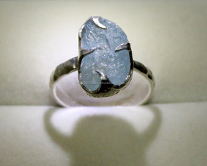 แหวนพลอยอะความารีนดิบธรรมชาติ ตัวเรือนเงินแท้ 925 ประดับพลอยดิบสวยงามจากอินเดีย - Product Image 4