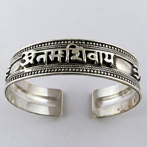 Pulseras de Plata de Ley 925 Oxidada con Slogan Om Negro Perfecto de Shri Ashapura Jewels, Estilo Bohemia Cristiana, Fina, de Terceros - Product Image 2