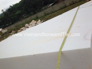 Blocs de marbre blanc calcite naturelle du Vietnam Surface polie avec un design moderne pour les carreaux/dalles d'hôtels intérieurs et extérieurs - Product Image 4