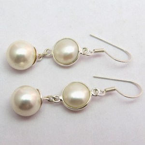 Pendientes Huggie Bohemios de Plata de Ley 925 con Perlas Blancas Simple Beauty, Joyería para Regalo de Boda Cristiana - Product Image 5