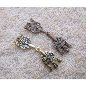 CLAP de latón en forma de águila, acabado de latón vikingo medieval, color negro, relleno y color plateado - Product Image 1