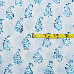 Bloque de tela Paisley de popelina de algodón blanco hecho a mano indio de alta calidad impreso para mujer vestido bolsa fabricación venta al por mayor uso de cubierta - Product Image 4