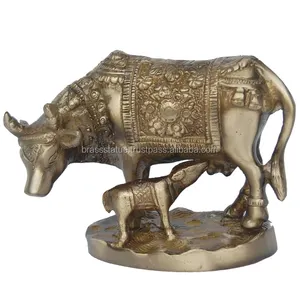 Aakrati วัวโลหะทองเหลืองที่สวยงามพร้อมรูปปั้นลูกวัวสำหรับตกแต่งบ้าน