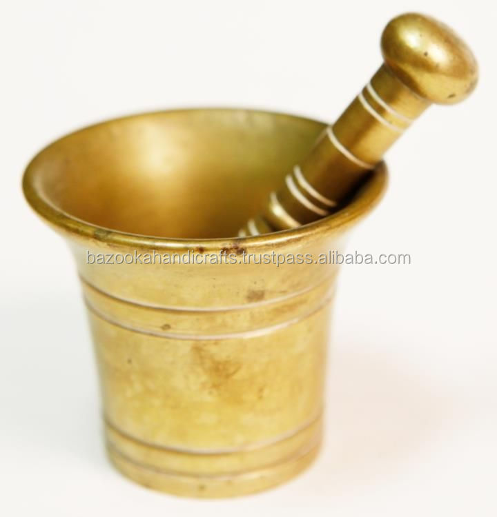 Mortaio Con Il Pestello Ed Il Mulino Per Le Spezie Immagine Stock