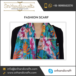   L'art de la création artisanale : Écharpe légère et douce pour femme, imprimée de motifs floraux, dernière tendance de la mode estivale - Product Image 1