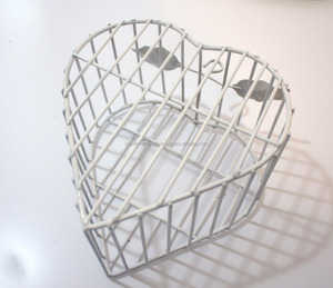 Cesta de alambre de metal con forma de corazón, recubierta de polvo blanco - Product Image 1