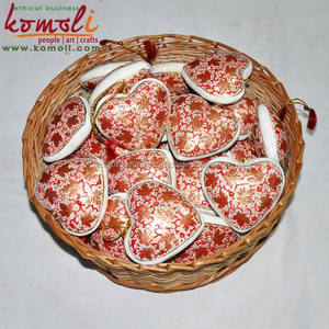 Adorno Navideño de Papel Maché Pintado a Mano, Corazón Negro de Madera con Diseño de Hojas, Corazones de Madera, Decoraciones Navideñas - Product Image 6