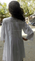 Chemisier élégant blanc en coton brodé à col en V, manches 3/4, haut décontracté fait main avec détails floraux, grande taille, chemise pour femme, printemps