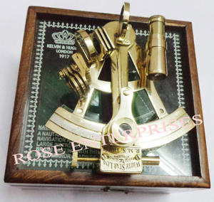 เข็มทิศทองเหลืองแบบเรืองแสง พร้อมการพิมพ์ UV ดีไซน์วินเทจทำมือ บรรจุในกล่องของขวัญไม้และแก้ว สำหรับนักสะสม - Product Image 3