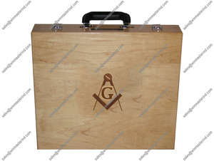 Étui pour tablier maçonnique en bois massif à l'aspect naturel avec gravure de carré et de compas sur le devant - Product Image 3