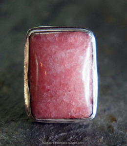 Bague en pierre précieuse rhodochrosite pour femmes |   Cadeau spirituel |   Style punk |   Évalué par des tiers |   Coupe émeraude |   Naturel |   Vêtements de tous les jours - Product Image 3