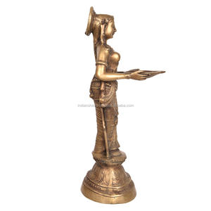 Lampada a Olio Tradizionale in Ottone Dorato con Figura Femminile che Regge una Paavai Vilakku, Articolo per Puja Diwali, Decorazione per Casa e Tempio BOL-133 - Product Image 4