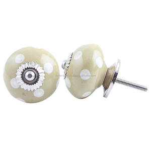 Tiradores de cerámica para vestidor, perillas decorativas hechas a mano con lunares de oliva española - Product Image 2